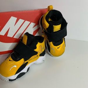Nikes Black & Yellow Size 6C